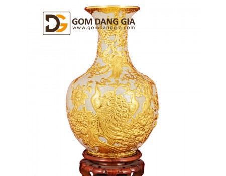 Lọ tỏi men rạn cổ đắp nổi công mẫu đơn dát vàng bọc đồng. Lọ tỏi men rạn cổ đắp nổi công mẫu đơn dát vàng bọc đồng.